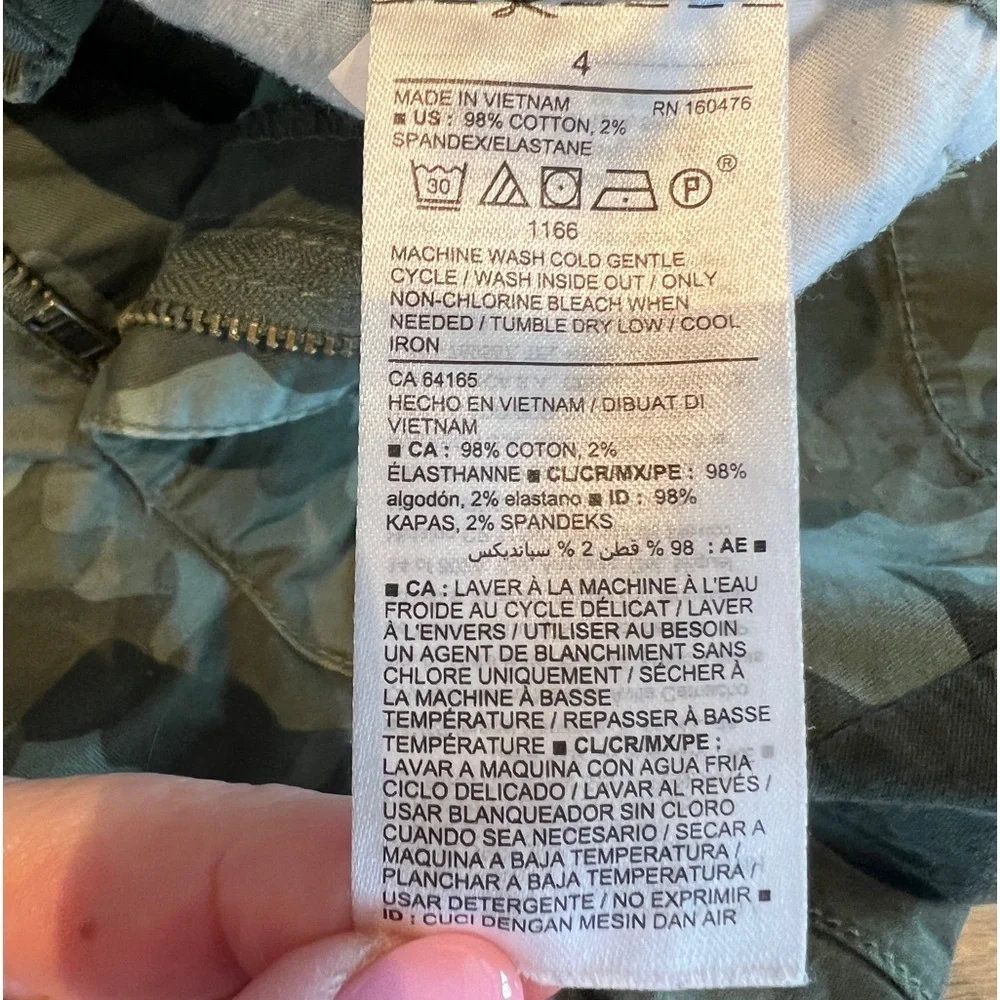 Old Navy Everyday Green Camouflage Mid-Rise Shorts. Women’s 4 - Picture 11 of 11